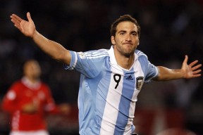 球员在中超比赛中承担领袖角色被队友尊敬，中超球员背后名字