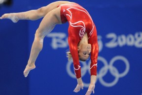 一日英超动态：斯洛特赢球却“对他生气”，VAR引爆争议