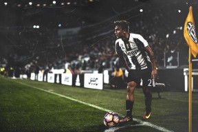 中国足球国家队强化技战术配合训练，国足训练备战